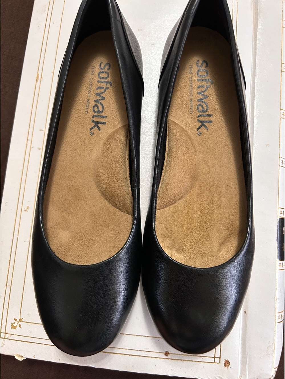 NWOT Softwalk Size 6 round toe shoes flats style